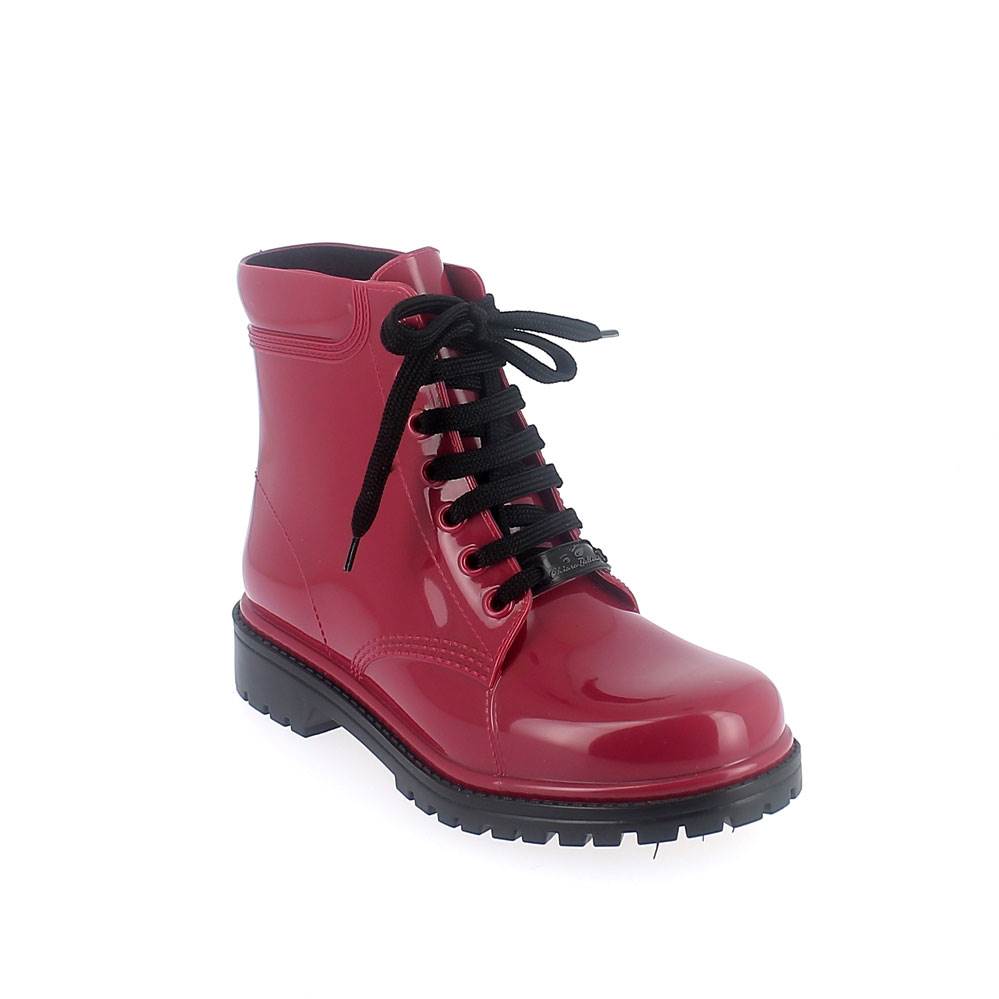 Short laced up boot in "suk" solid colour pvc