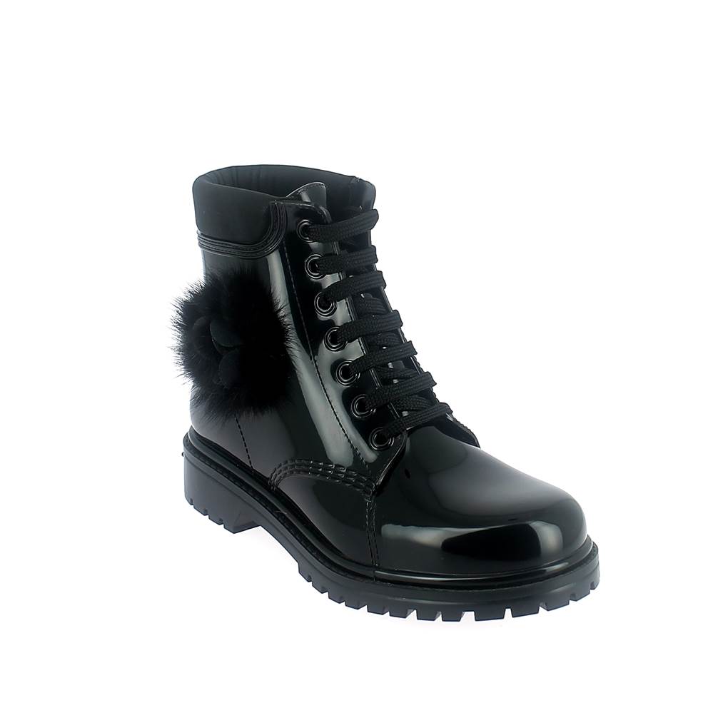 SHORT LACED UP WALKING BOOT IN PVC WITH PON-PON FLOWER. BLACK