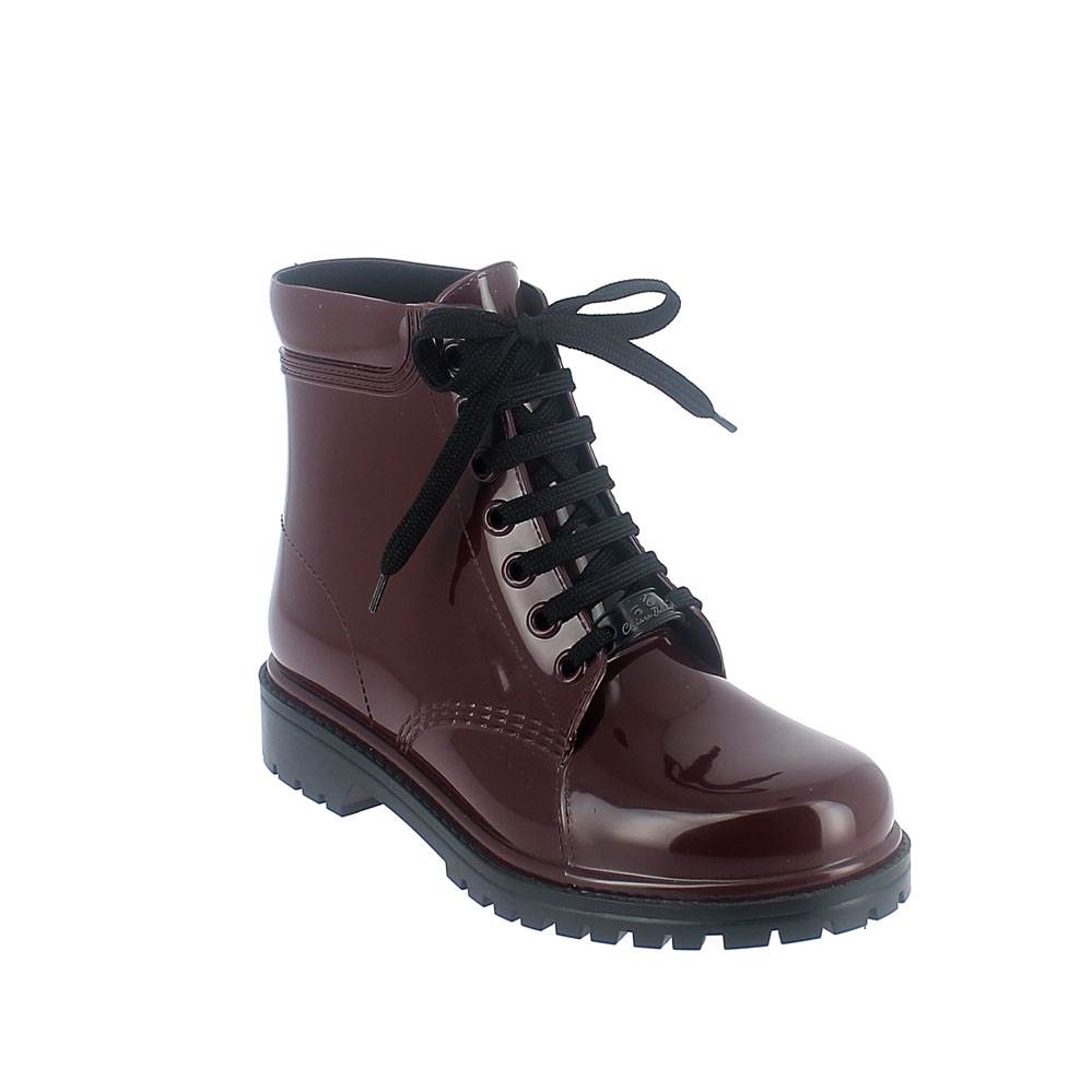 Short laced up boot in bordeaux solid colour pvc
