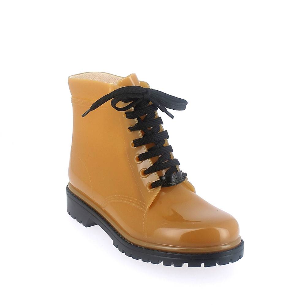 Short laced up boot in "camelier" solid colour pvc