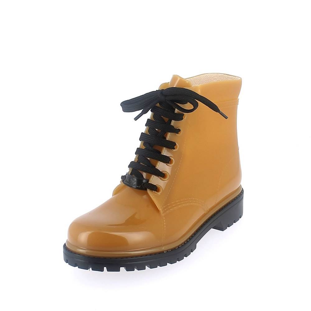 Short laced up boot in &quot;camelier&quot; solid colour pvc