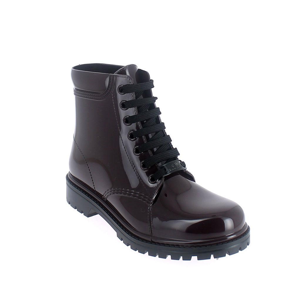 Short laced up boot in solid colour pvc