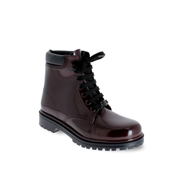 Short laced up boot with padded trimming 