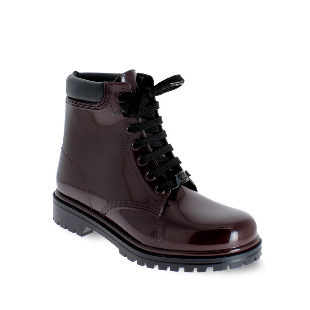 Short laced up boot with padded trimming 
