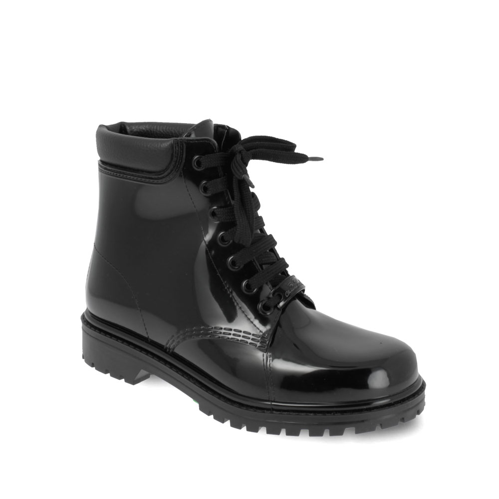 Short laced up boot with padded trimming